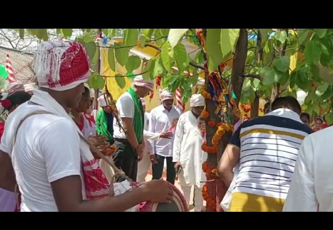 पुलिस केंद्र में आयोजित सरहुल कार्यक्रम में शामिल हुए एसएसपी