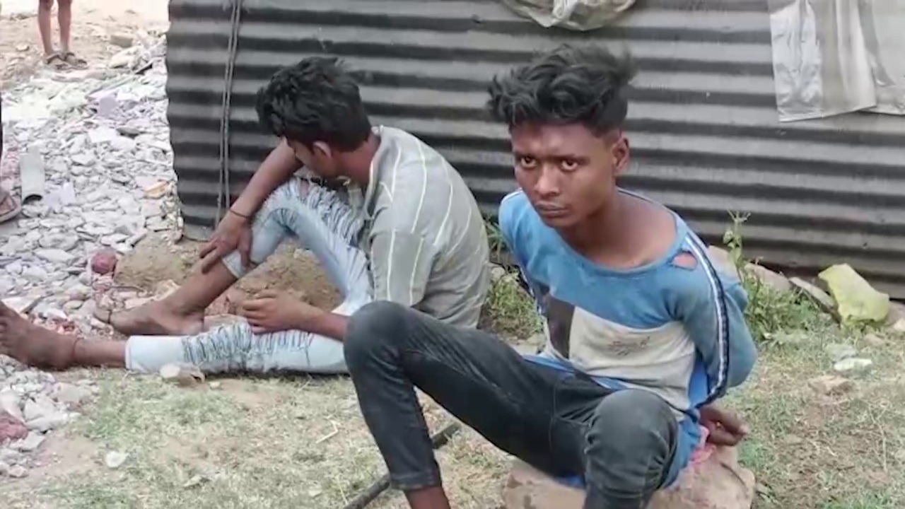 नशे के लिए घरों से चुराते थे मोबाइल, रंगेहाथ चोरी करते धराएं, मुहल्लेवासियों ने पुलिस को सौंपा