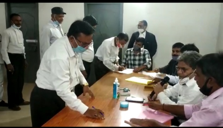 दुमका अधिवक्ता संघ का मतदान का कार्य जारी, 16 पदों के लिए 36 प्रत्याशियों के बीच मुकाबला