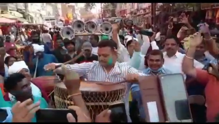 सरहुल के मौके पर निकली शोभायात्रा में विधायक हुए शामिल, ढोल-नगाड़ा बजाते हुए जमकर थिरके