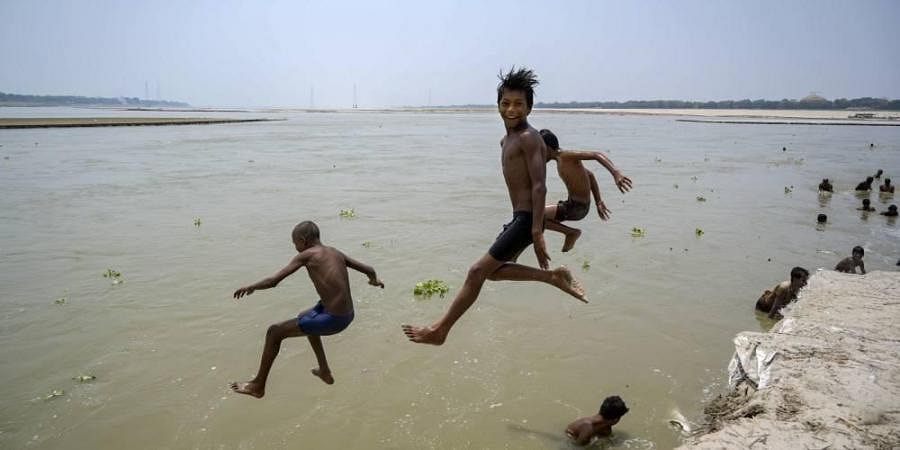 बीच मझधार में डूबते दोस्त को छोड भागा शख्स, सीसीटीवी से हुआ खुलासा