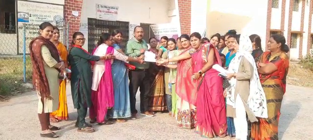 त्यौहार और परीक्षाओं के मौसम में यहां ब्लैकआउट, महिलाओं ने बिजली आपूर्ति के लिए उपायुक्त को सौंपा मांग पत्र