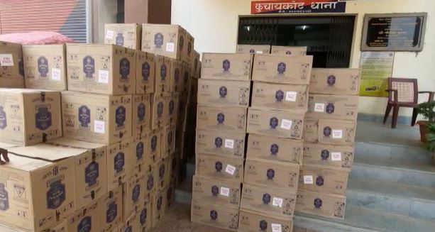 प्याज के बोरे के नीचे छिपाकर ले जा रहे  थे 30 लाख की अंग्रेजी शराब, तीन तस्कर धराए