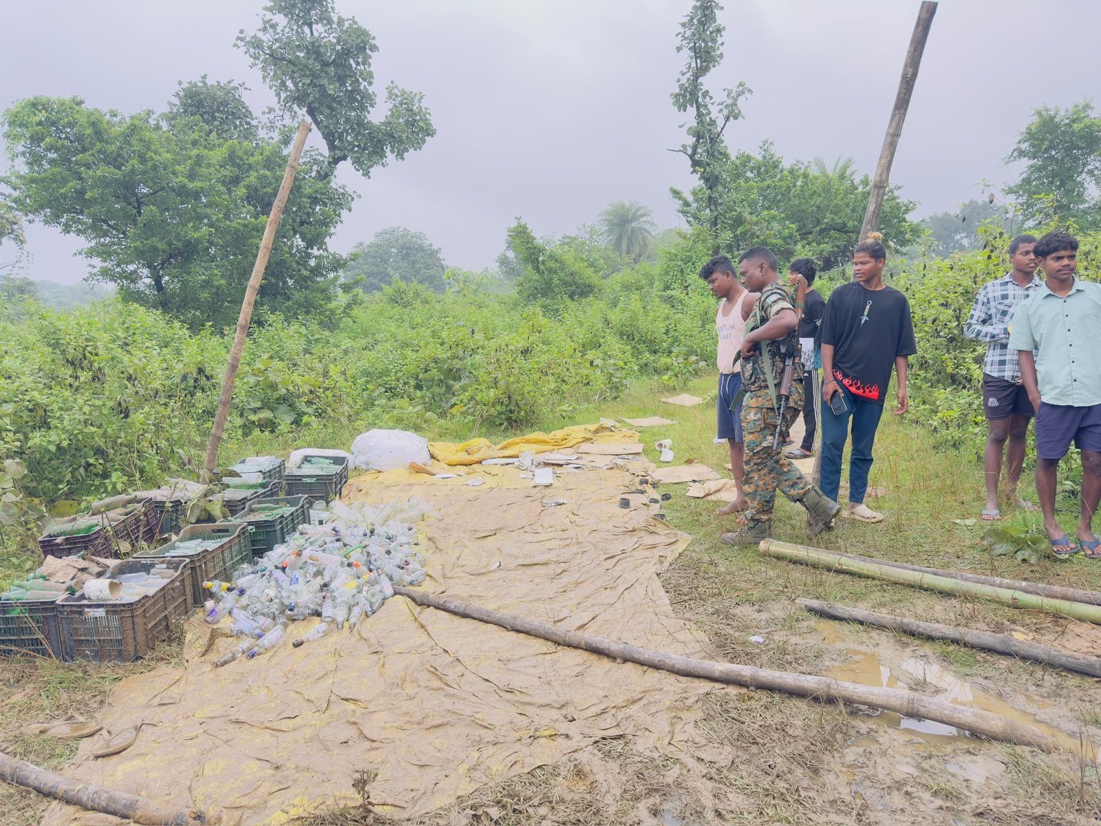 धनबाद में अवैध शराब फैक्ट्री का भंडाफोड़, बरवाअड्डा पुलिस रेड को पहुंची तो क्या हुआ, पढ़िए डिटेल्स में 