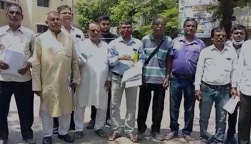 उपायुक्त से मिलकर बोले पीडीएस दुकानदार, जल्द राशन दिलाएं साहब !