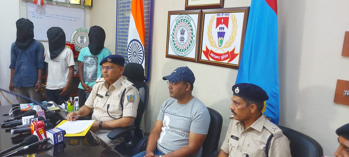 मोबाइल की छिनतई कर औने पौने दाम में बेच देते थे, तीन धराए