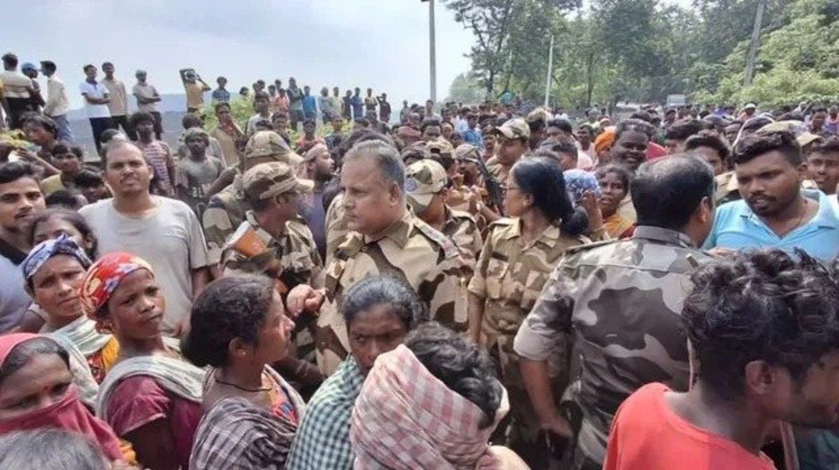 निरसा में भारी बवाल: ग्रामीणों ने सुरक्षा टीम को ही बना लिया बंधक, बुजुर्ग महिला को पीटना पड़ा भारी 
