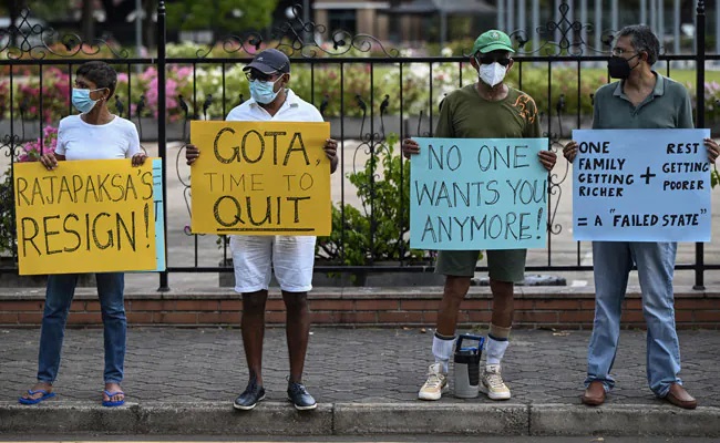 श्रीलंका संकट : आर्थिक संकट से जूझ रहा श्रीलंका, सड़कों पर उतरे सरकार से आक्रोशित लोग