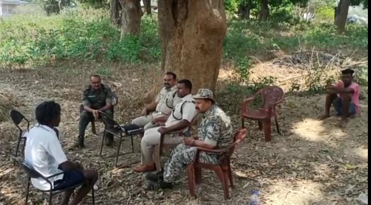 खूंटी में बम विस्फोट मामला : आखिर छत पर कैसे आ गया बम, गांव वालों ने की हाई लेवल जांच की मांग