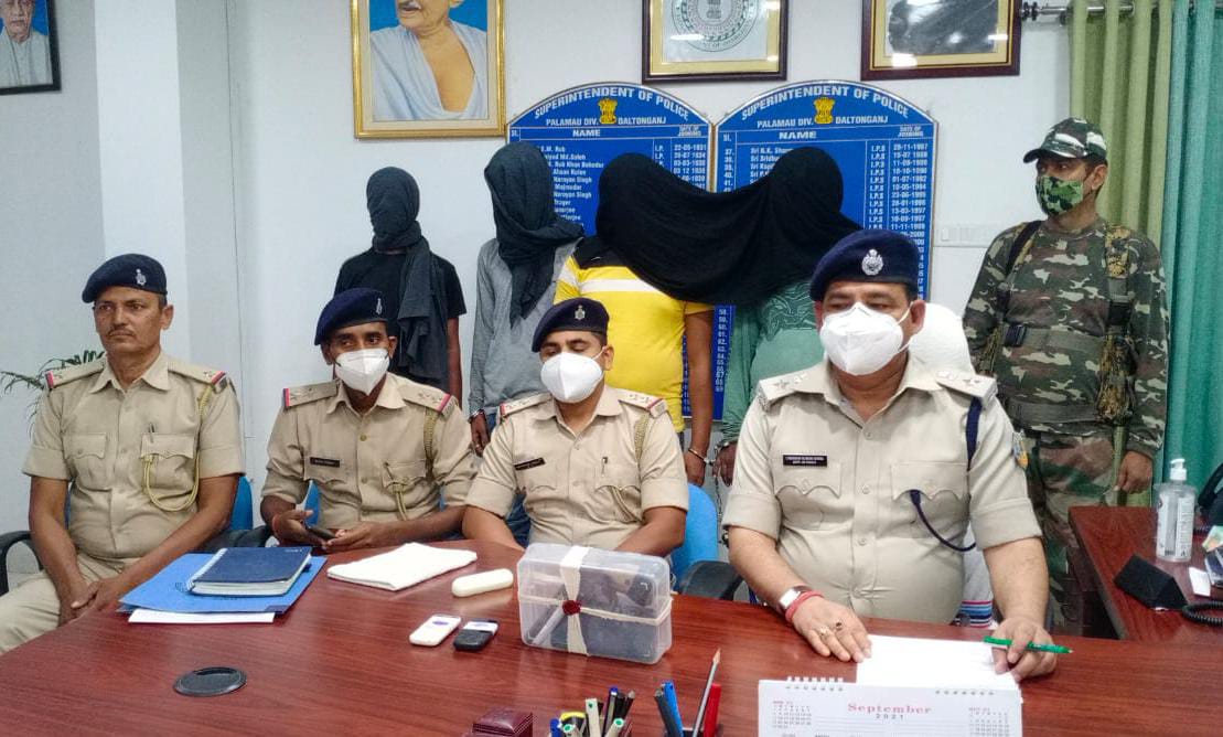 पलामू में स्वर्ण व्यवसाई से हुए लूट मामले का पुलिस ने किया खुलासा ,मुख्य आरोपी सहित चार की गिरफ़्तारी की पुष्टि