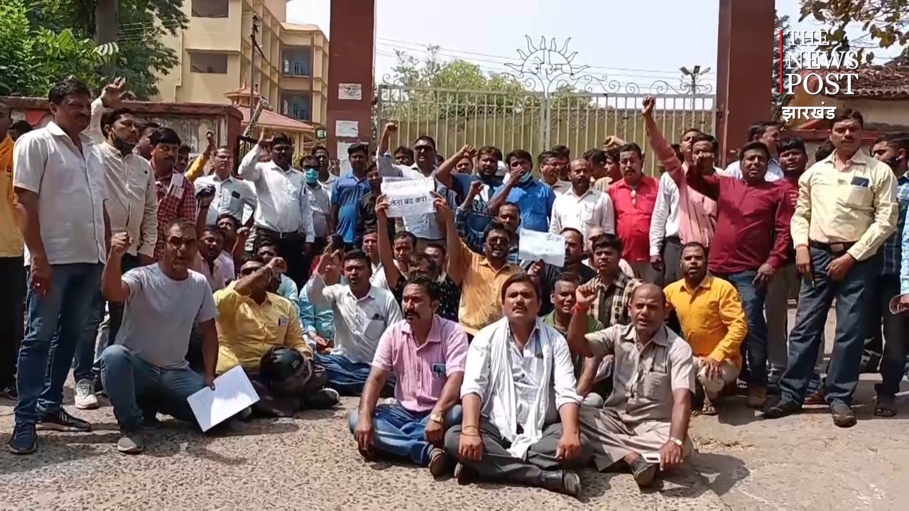 स्कूल की मनमानी के खिलाफ फरियाद लेकर डीसी ऑफिस पहुंचे अभिभावक, पूछा- सरकार बड़ी या स्कूल संचालक 