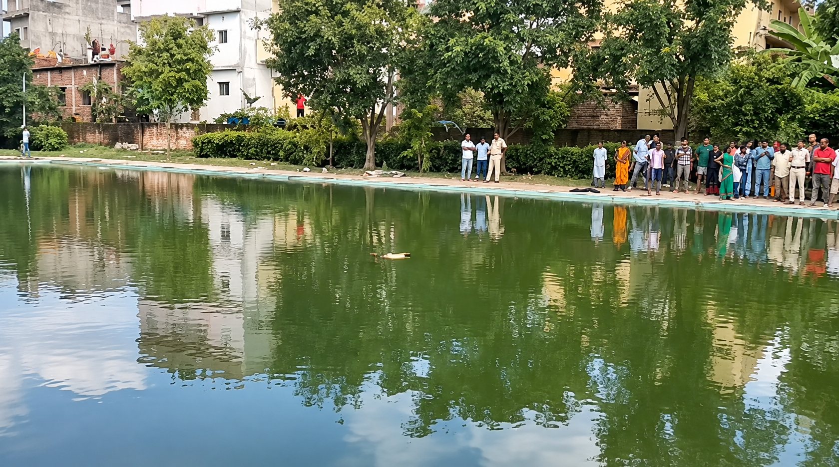 रांची: डिस्टलरी पार्क तालाब में डूबा 50 वर्षीय व्यक्ति, NDRF की देरी पर परिजनों का हंगामा, घंटों सड़क रहा जाम