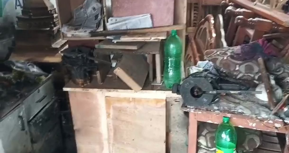 चोरी का नया ट्रेंड! धनसार थाना के बगल फर्नीचर दुकान में पहले लगाई आग, फिर कैसे की चोरी, पढ़िए 