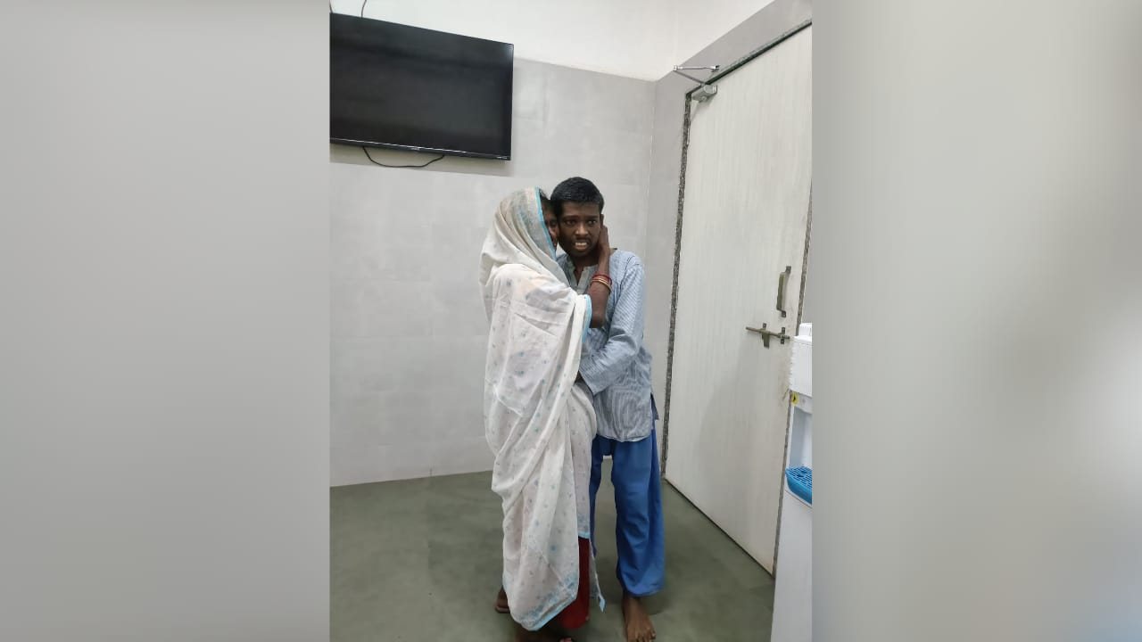 13 साल का इंतजार, एक पल का मिलन...बेटे को गले लगाकर रोती रही मां, पढ़िए पूरी कहानी