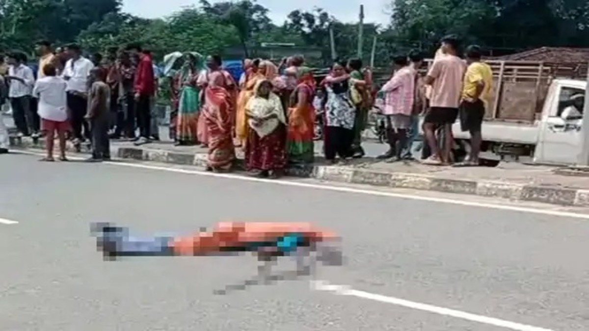 गुमला में तेज रफ्तार ट्रक ने मजदूर को कुचला, मौके पर मौत, गुस्साए ग्रामीणों ने जाम किया रांची-गुमला मुख्य मार्ग