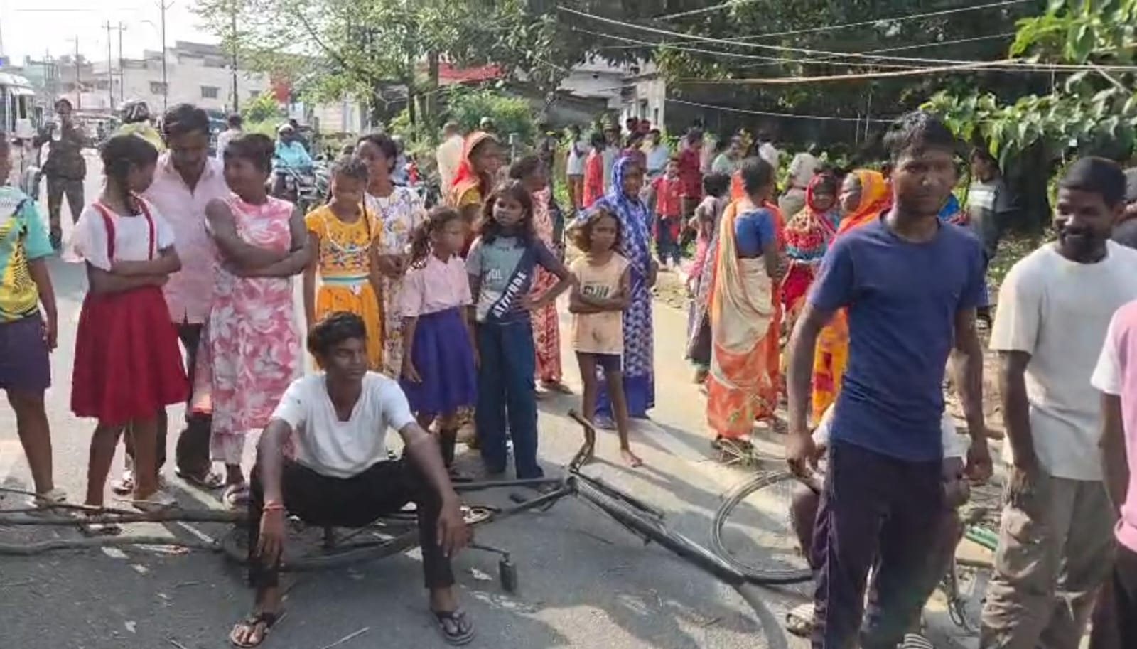 धनबाद: जाहेर थान को अशुद्ध करने का विरोध करने पर युवक से मारपीट, ग्रामीणों के आक्रोश से ठप रहा 8 लेन सड़क