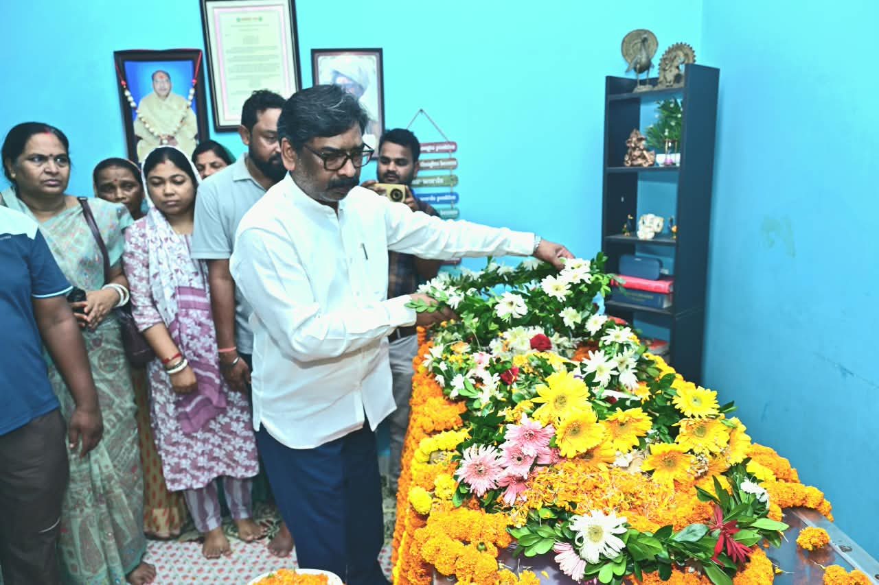 पूर्व मंत्री विमला प्रधान को CM हेमंत सोरेन ने दी श्रद्धांजलि, परिजनों से मिलकर जताया दुख