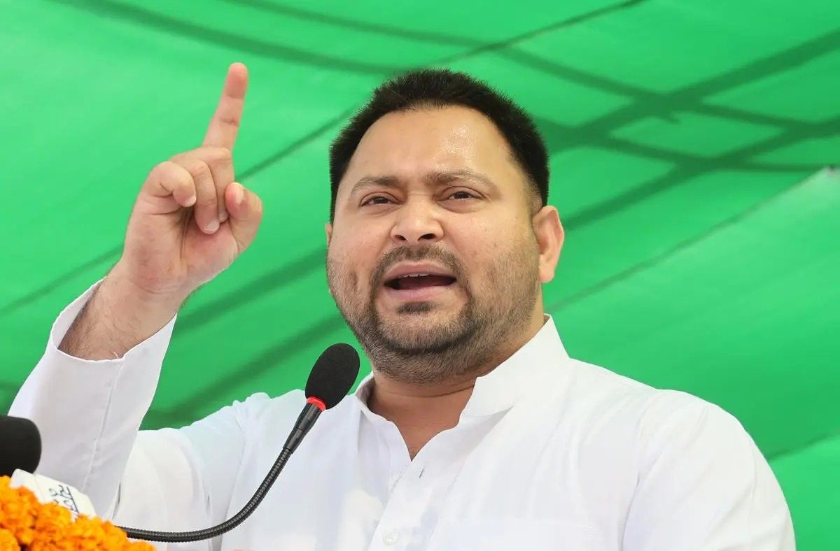 बिहार में बाढ़ पर तेजस्वी यादव ने सरकार को घेरा, प्रभावित किसानों के लिए मांगे 15 हजार रुपये