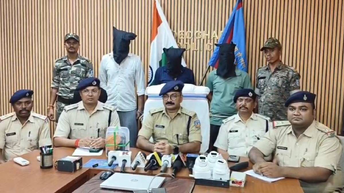 बाबा धाम में दुकानदारों से रंगदारी वसूलने वाले गिरोह का खुलासा,तीन शातिर अपराधी गिरफ्तार  