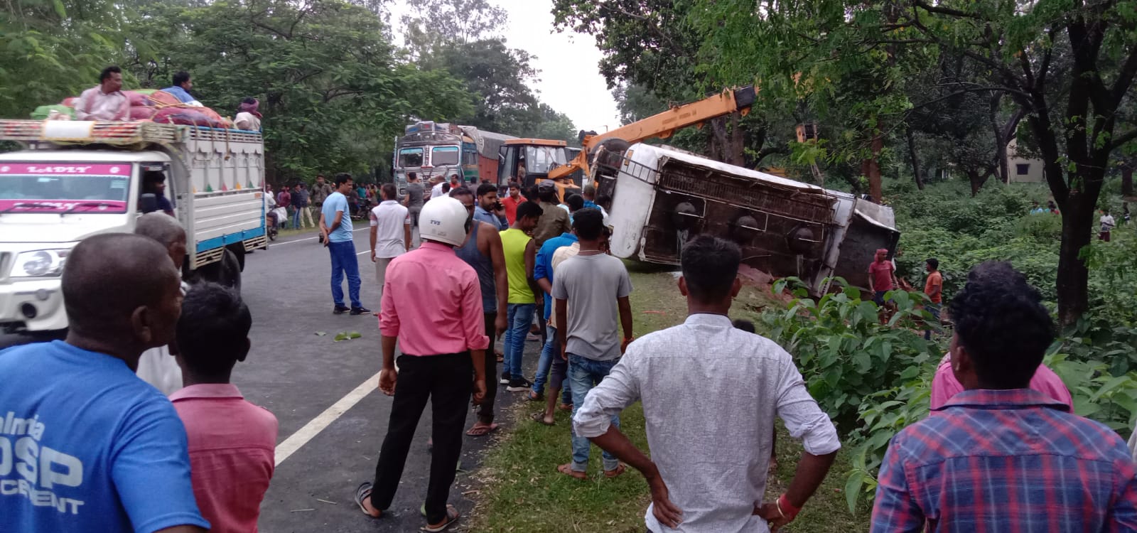 टैंकर पलटने से चालक की मौत, चालक को बचाने के बजाय ग्रामीण लूटते रहें पेट्रोल-डीजल