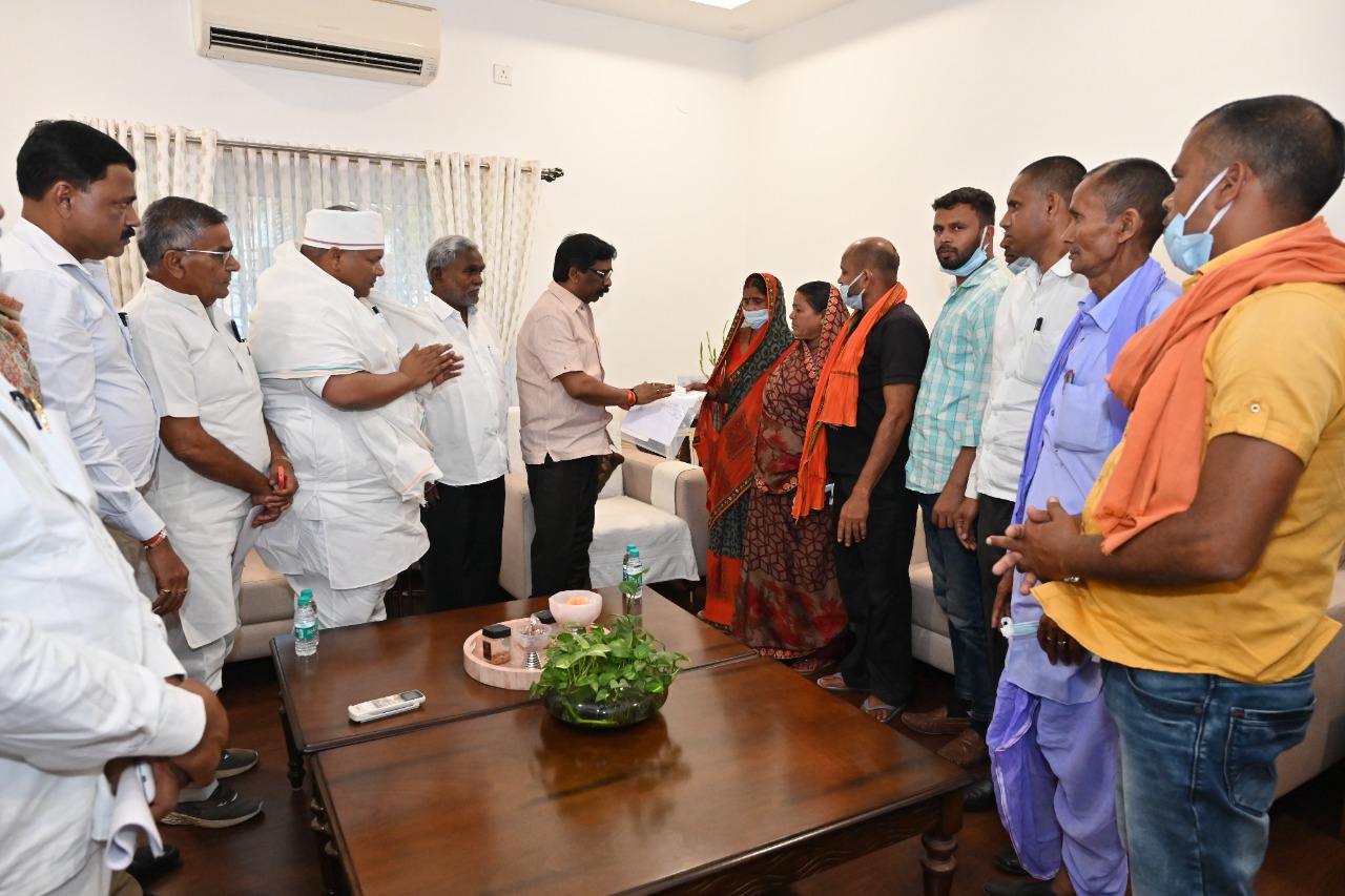 दिवंगत रुपेश पांडे की मां को सीएम ने दिया नियुक्ति पत्र, पांच लाख रुपए का चेक भी सौंपा