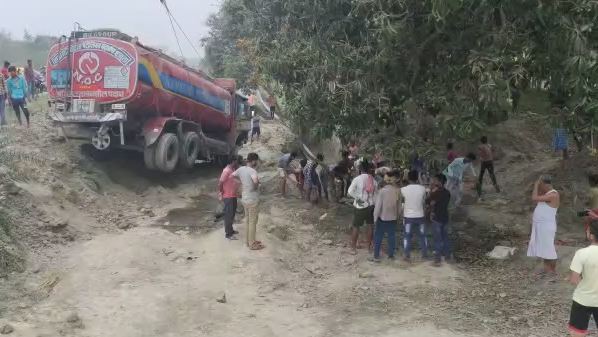मानवता शर्मसार : एक्सीडेंट के बाद सड़क पर पड़े रहे मृत और घायल,  टैंकर से पेट्रोल लूटते रहे लोग