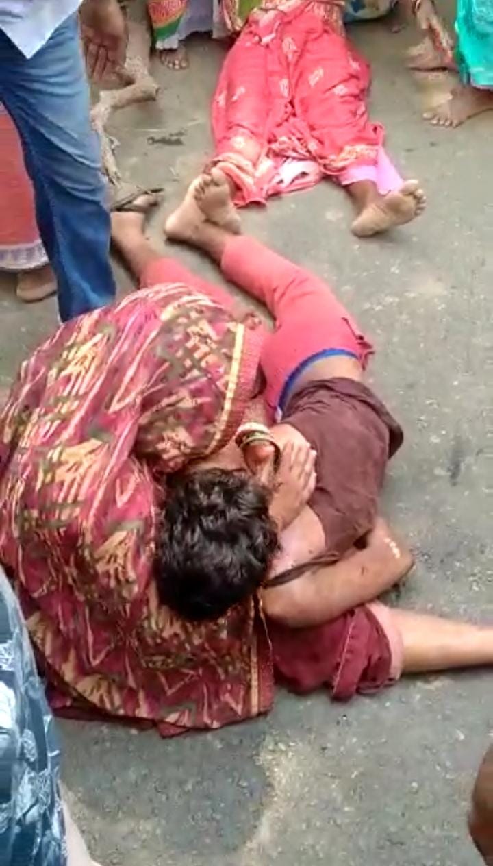 बस की चपेट में आने से बच्चे की मौके पर मौत, आक्रशित ग्रामीणों ने किया सड़क जाम