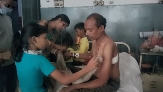 शराबियों ने होटल संचालक पर चाकू से किया जानलेवा हमला, अस्पताल में भर्ती