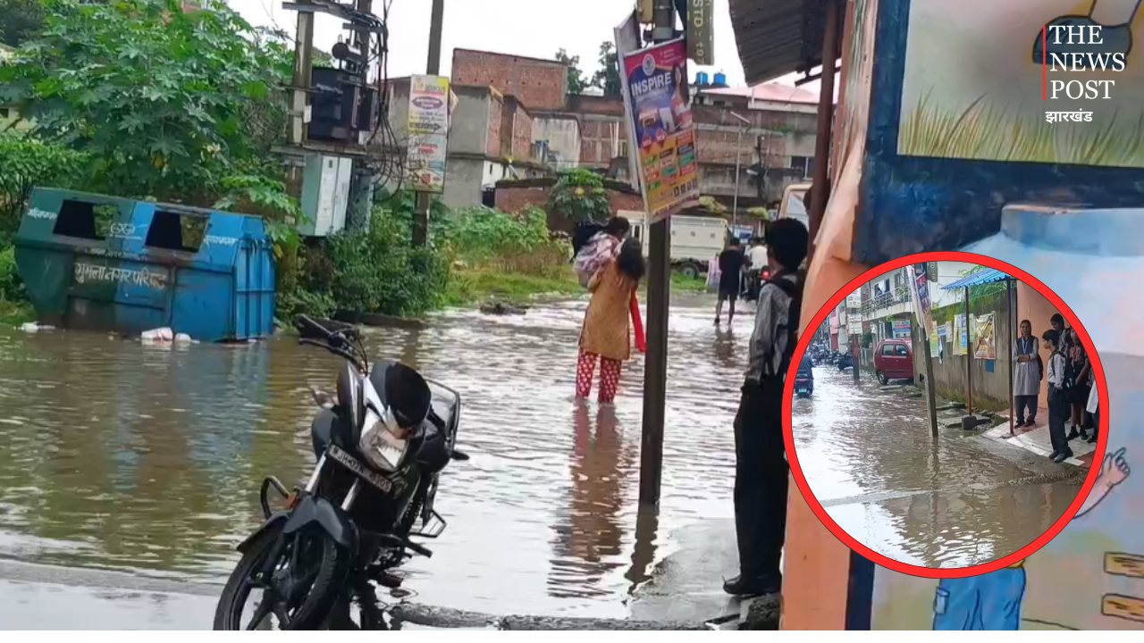 तालाब में तब्दील हुआ गुमला का डीएसपी रोड, व्यवस्था पर उठे सवाल