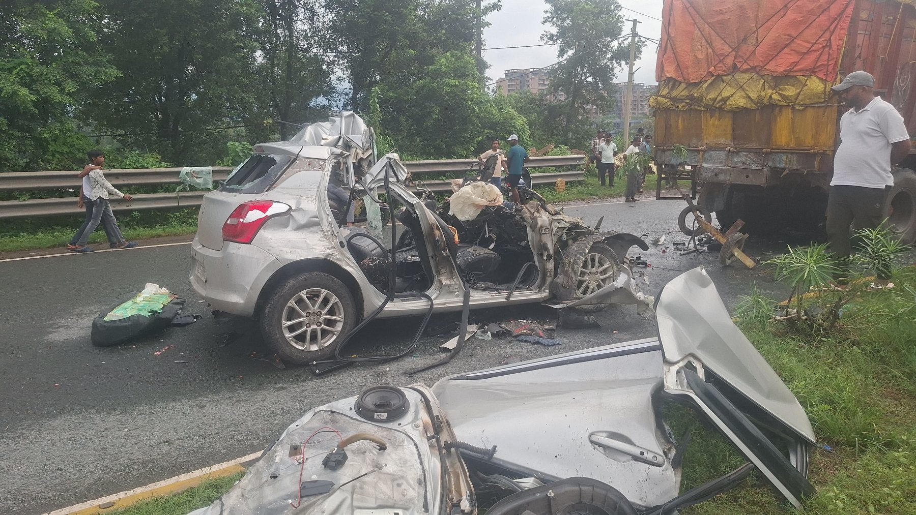 BIG BREAKING: जमशेदपुर में खड़ी टेलर से टकराई कार, मंत्री की बेटी समेत चार की मौत 