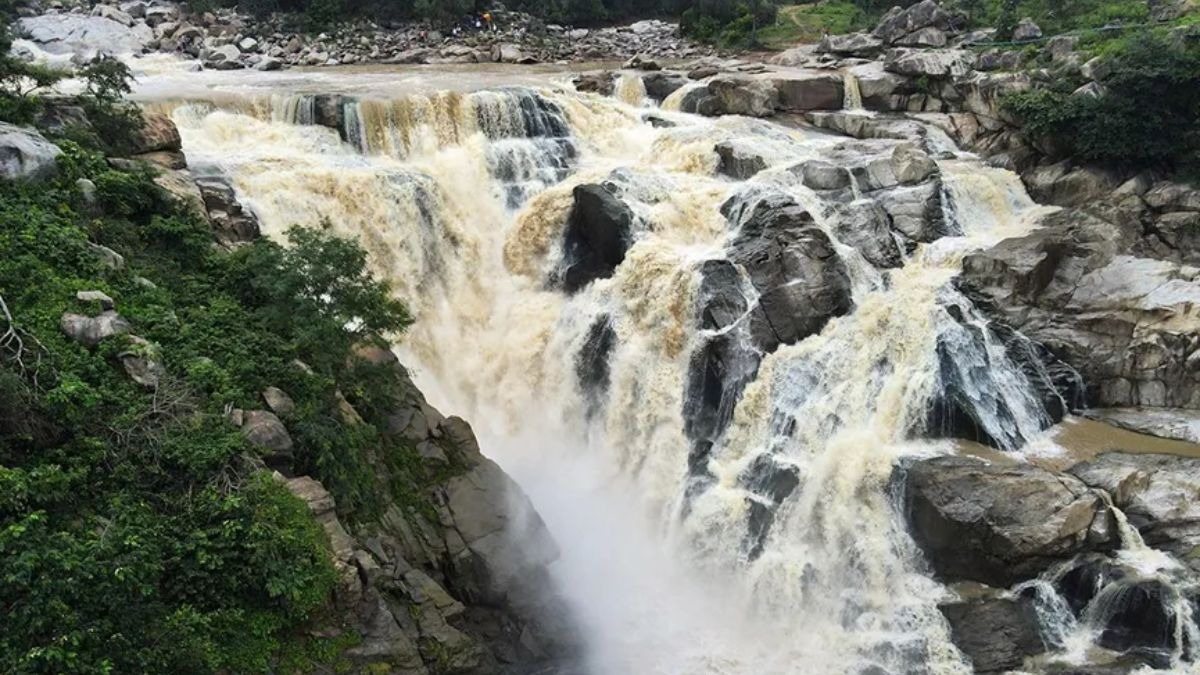 मूसलाधार बारिश से रांची के वाटर फॉल उफान पर, पर्यटकों के लिए प्रशासन ने जारी किया अलर्ट