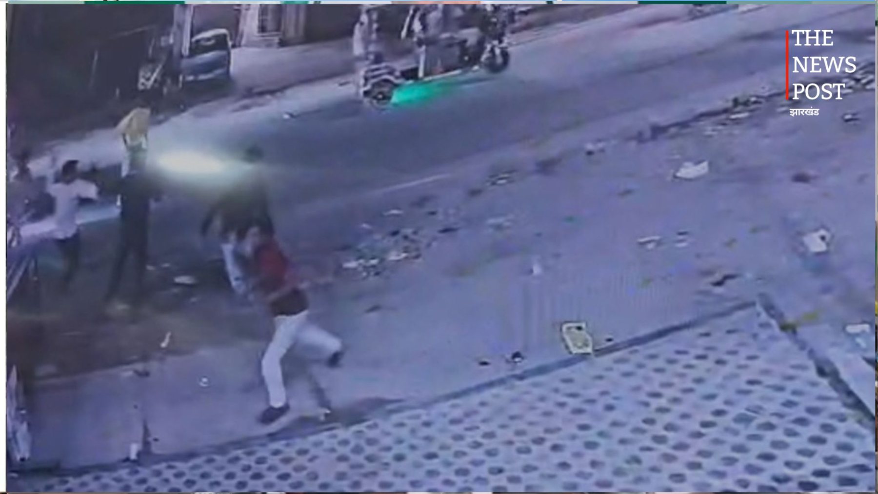 नवादा में सड़क पर व्यवसायी से मारपीट का CCTV आया सामने, सामान और रुपये छीनने का आरोप