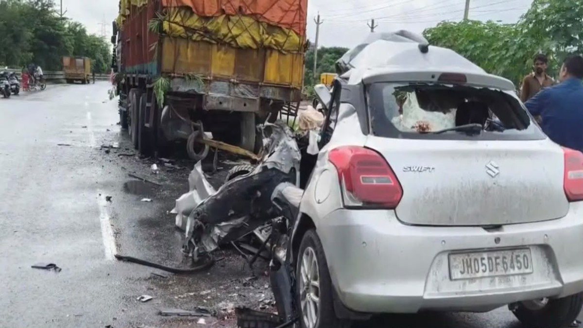 जमशेदपुर के मरीन ड्राइव पर कार के उड़े परखच्चे, मंत्री दीपिका पांडेय सिंह की बेटी समेत शहर के रईस परिवारों के बच्चों की मौत