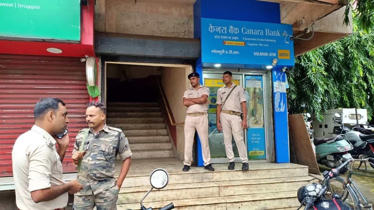 जमशेदपुर के केनरा बैंक में बंदूक की नोक पर दिनदहाड़े हुई डकैती, 42 लाख और गहनें लेकर फरार हुए अपराधी