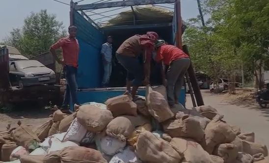 बेशकीमती ब्लू स्टोन पत्थर से भरा ट्रक जब्त, पुलिस के हत्थे चढ़ा ड्राइवर