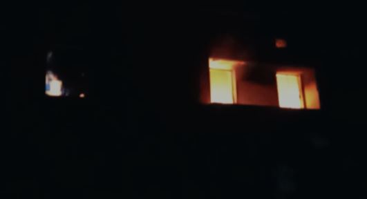 बंद पड़े क्वार्टर में लगी भीषण आग, लाखों के नुकसान की आशंका