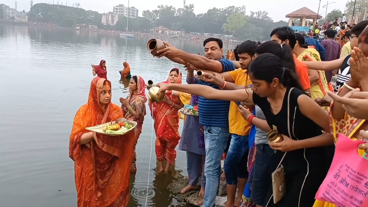 नरियरवा जे फरेला घवद से, ओह पर सुगा मेडराय, तोके मरबो रे सुगवा धनुख से...
