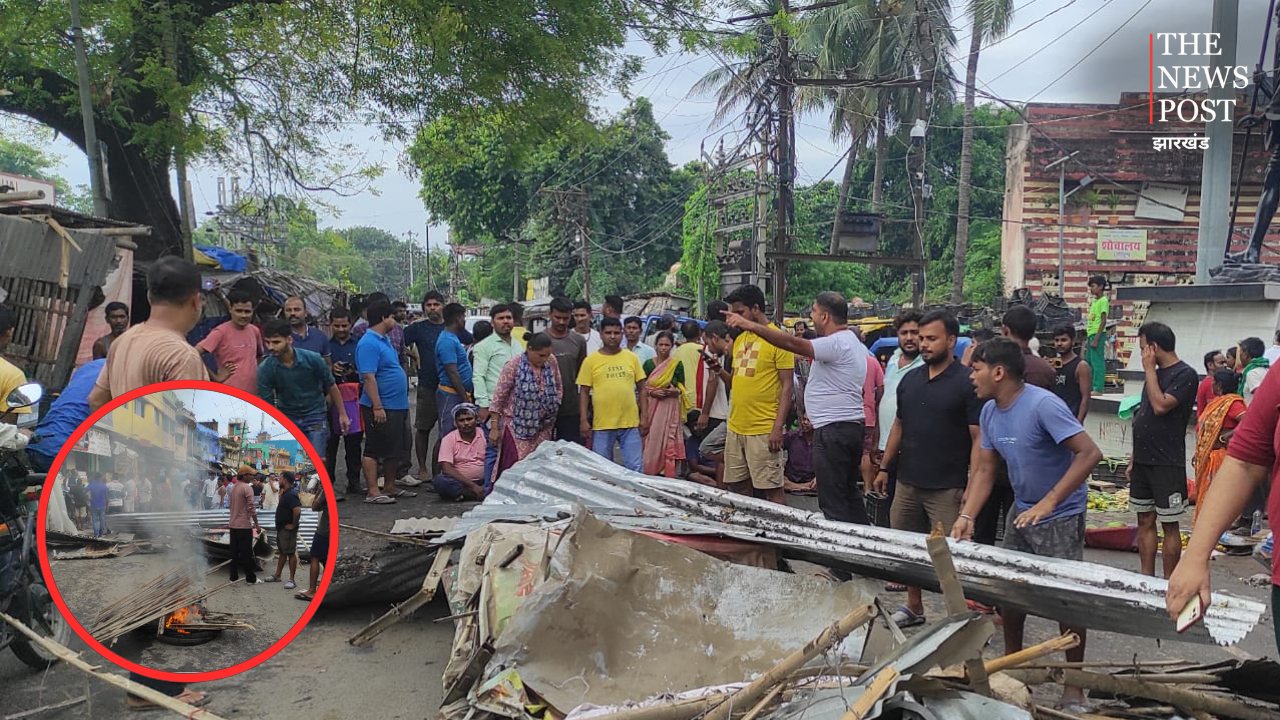 राजमहल में अतिक्रमण हटाने पर हंगामा! दुकानदारों ने सड़क पर मलबा रखकर किया प्रदर्शन