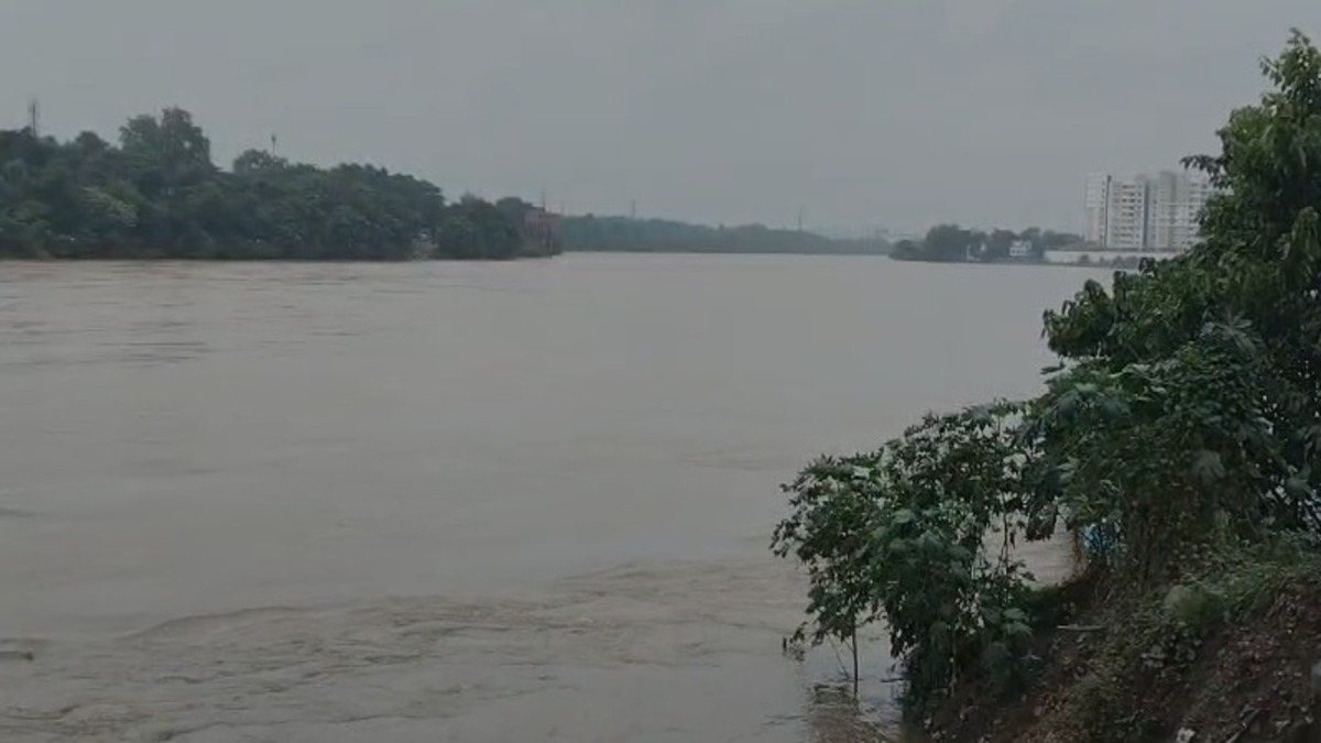 जमशेदपुर में बारिश से बिगड़े हालात, स्वर्णरेखा-खरकाई खतरे के निशान के पार, स्कूल बंद