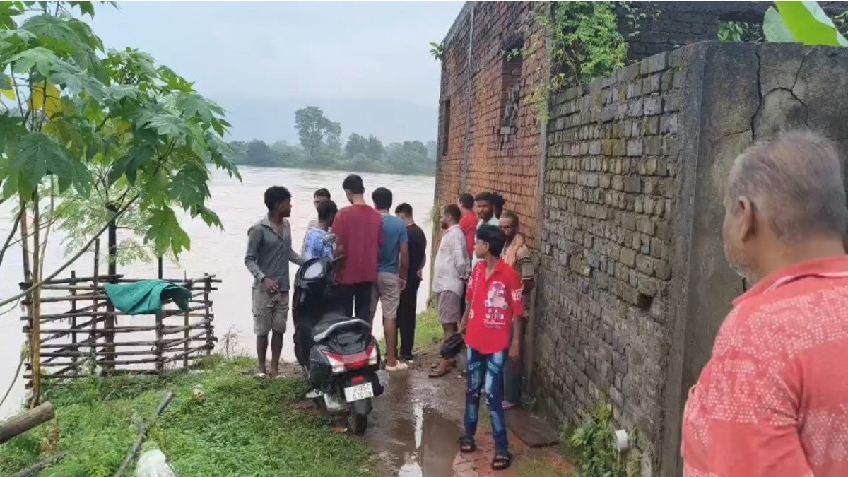 जमशेदपुर में मछली पकड़ने गए युवकों की नाव पलटी, एक ने बचाई जान, दो नदी में लापता