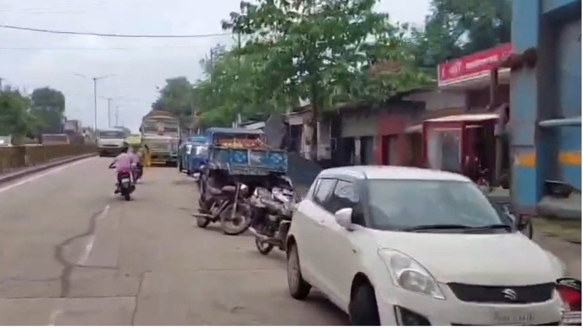 NH-32 पर बेतरतीब पार्किंग पर बोकारो पुलिस का एक्शन, 58 भारी वाहनों से ₹37,700 जुर्माना