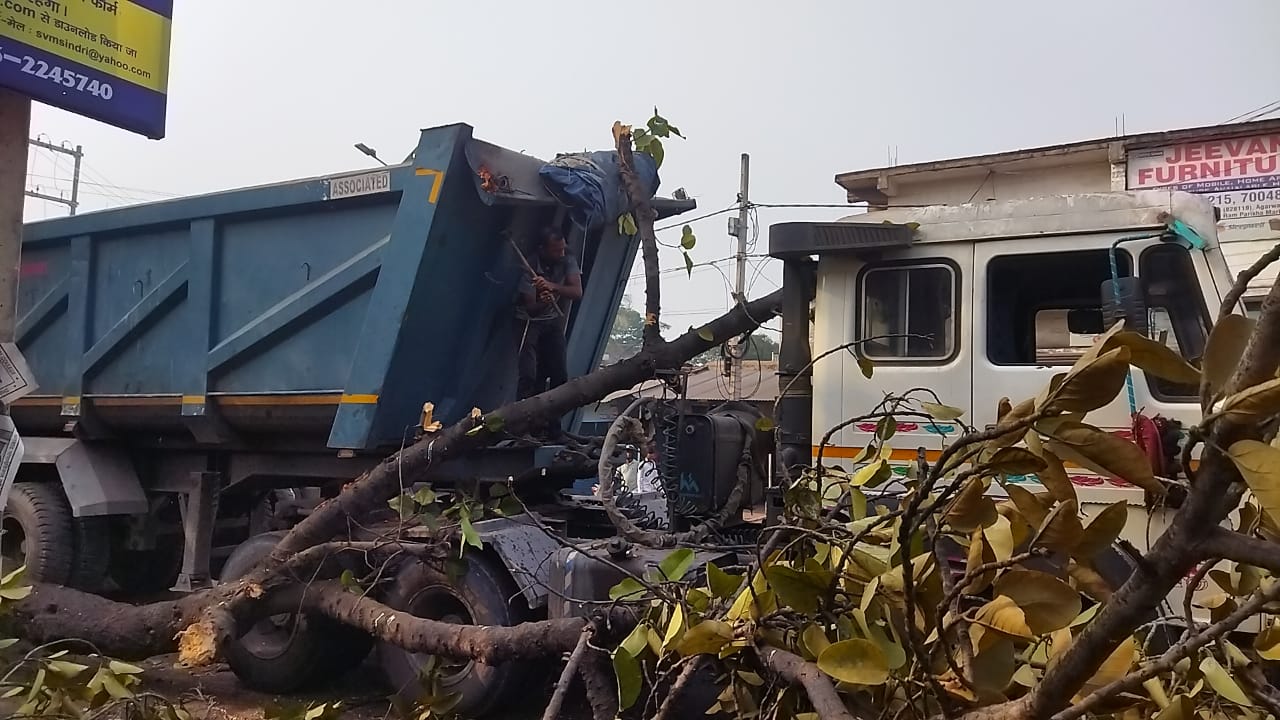 हाइवा ने उखाड़ा बिजली का पोल, पांच घंटे सड़क जाम 