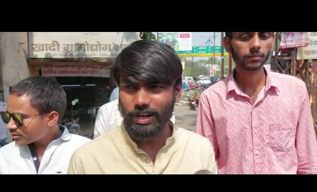 छात्रों के आरोप, यूनिवर्सिटी की तानाशाही से  बर्बाद हो रहा हमारा भविष्य