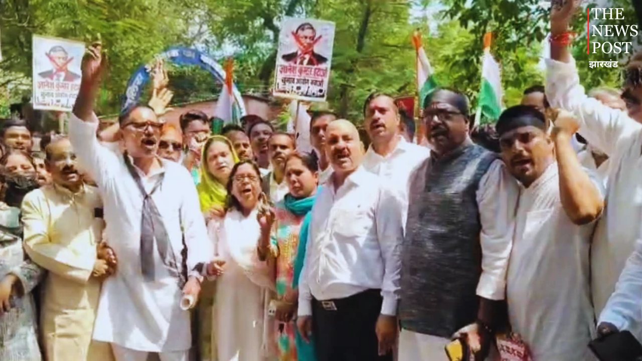 बोकारो: CEC ज्ञानेश कुमार के इस्तीफे की मांग को लेकर कांग्रेस का प्रदर्शन, विरोध में किया पुतला दहन