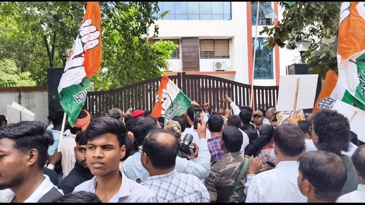 रांची: SIR को लेकर कांग्रेस का जोरदार प्रदर्शन, निर्वाचन आयोग कार्यालय का किया घेराव