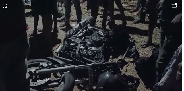 बेलगाम बाइक ट्रक से टकराई, एक की मौत, एक की हालत नाजुक