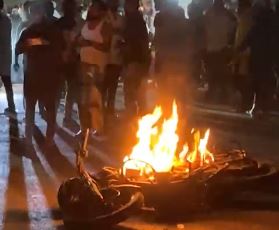 कर्बला चौक पर घंटो बवाल, बाइक फूंक डाली, पुलिस को भनक तक नहीं