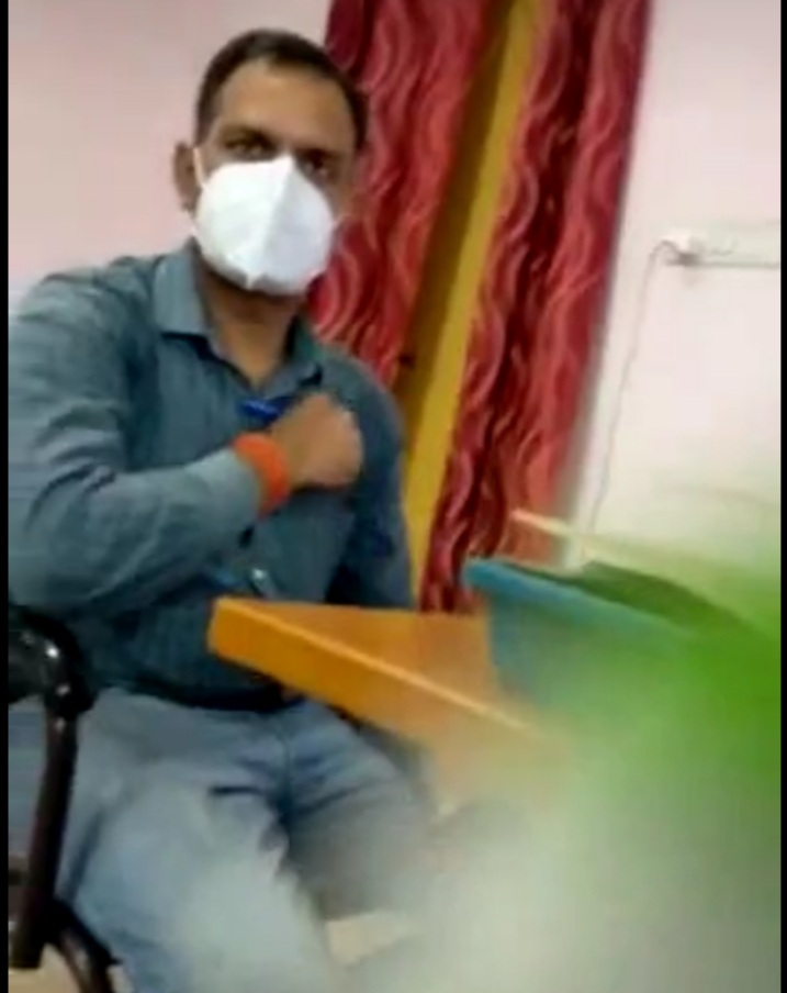 गरीब किसानों के साथ छल और प्रपंच ..!  50 हजार रिश्वत की मांग करने वाले ये  बेईमान अधिकारी कौन है ? देखिए ये वायरल वीडियो