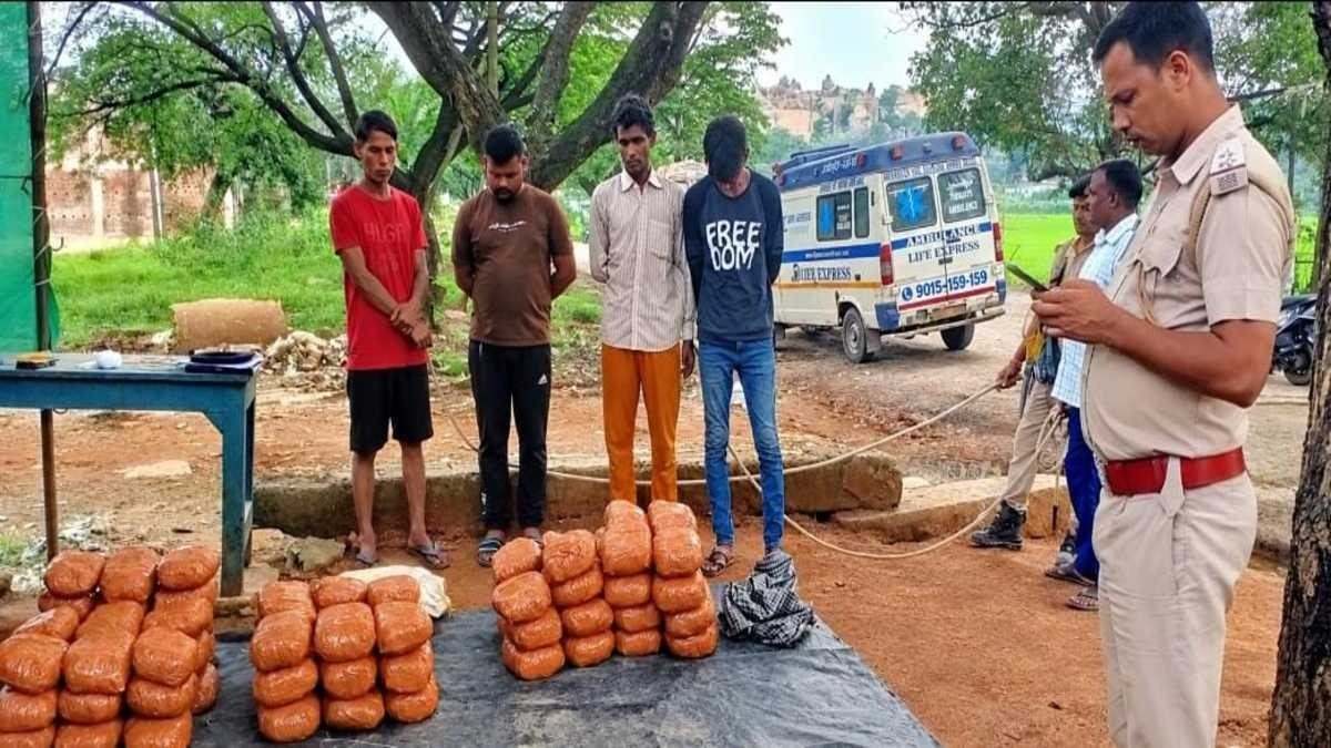 सिमडेगा : एंबुलेंस में गांजा की तस्करी! 83 पैकेट बरामद, पुलिस ने वाहन किया जब्त