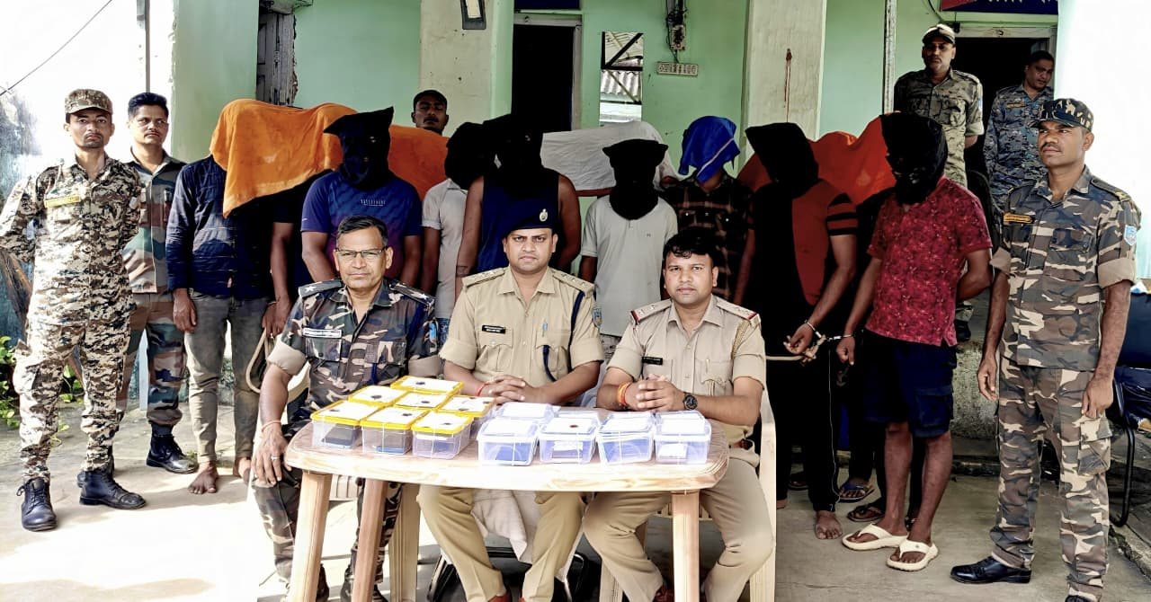 देवघर:कस्टमर केयर बन कर उड़ा रहे थे पैसा, पुलिस ने 16 साइबर अपराधियों को किया गिरफ्तार 